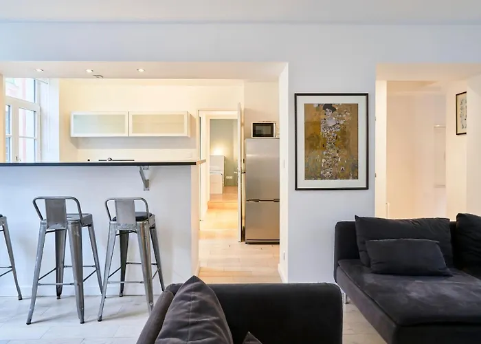Spacious One Bedroom Apartment Ideally Located