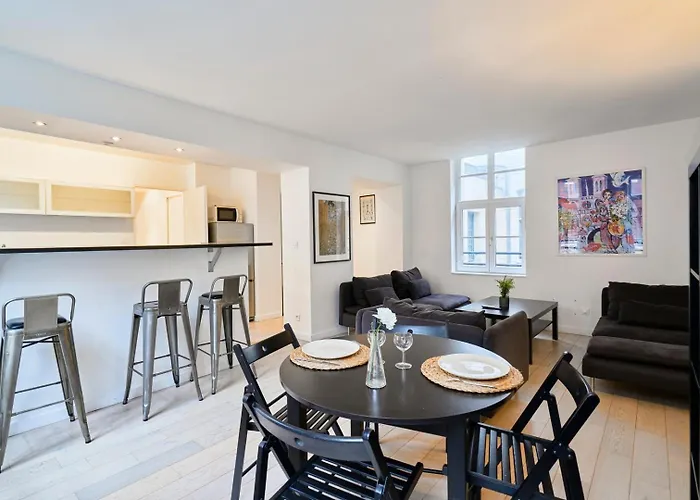 Spacious One Bedroom Apartment Ideally Located